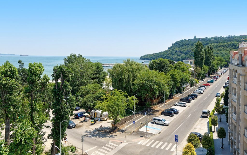 Път и паркинг пред Varna South Bay с гледка към морето и плажа Аспарухово