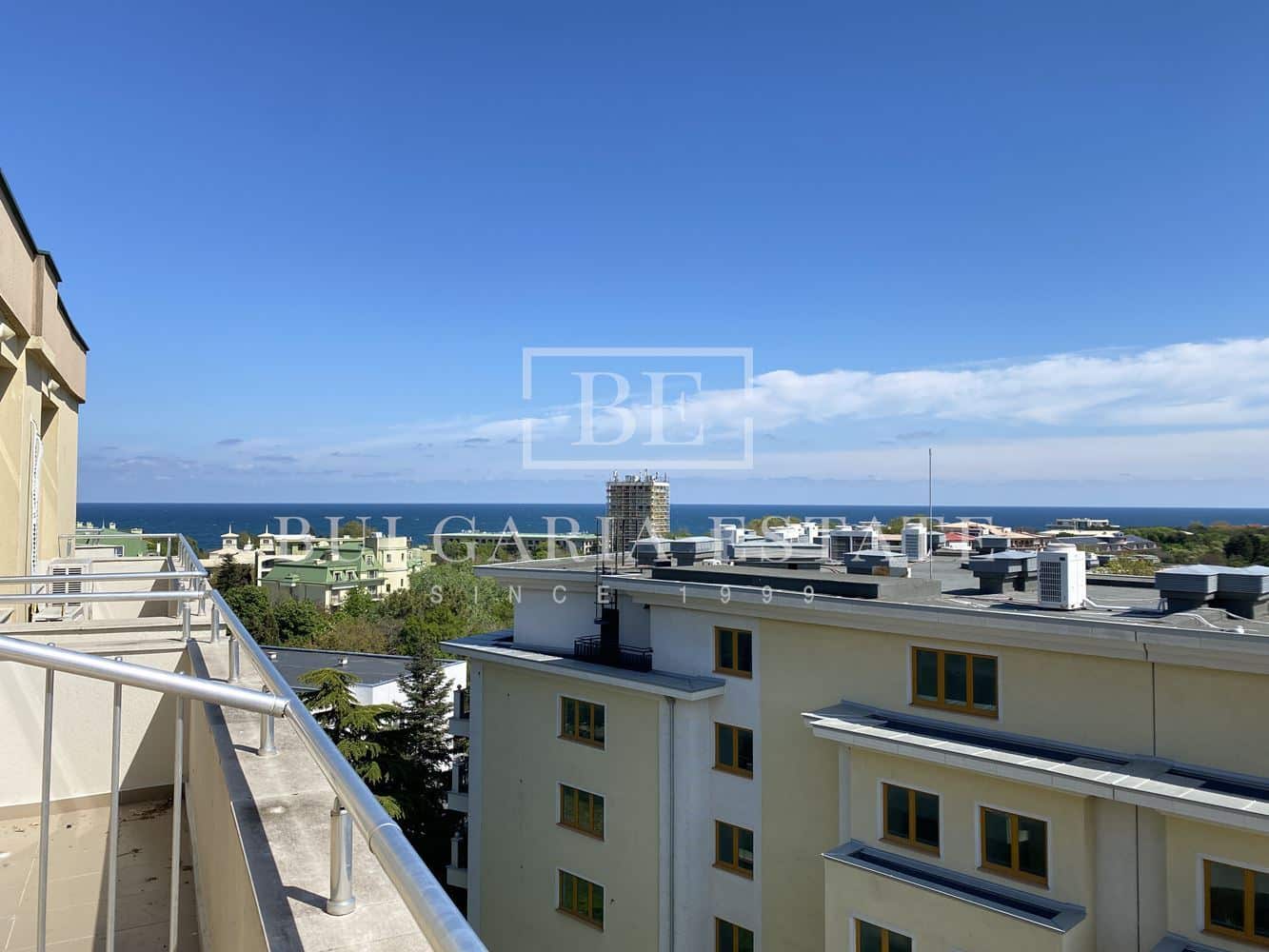 Тристаен апартамент с огромен дневен тракт и морска панорама - Св Св Константин и Елена - 0