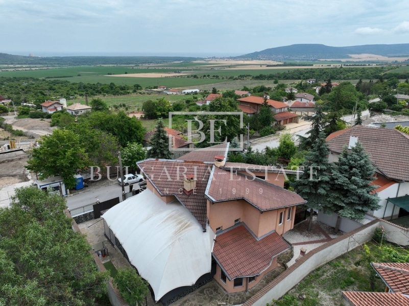 🏡🌿 Роскошный дом с двором в деревне Рогачево - всего в 10 минутах от пляжей Албены! 🌞🏖️ - 0