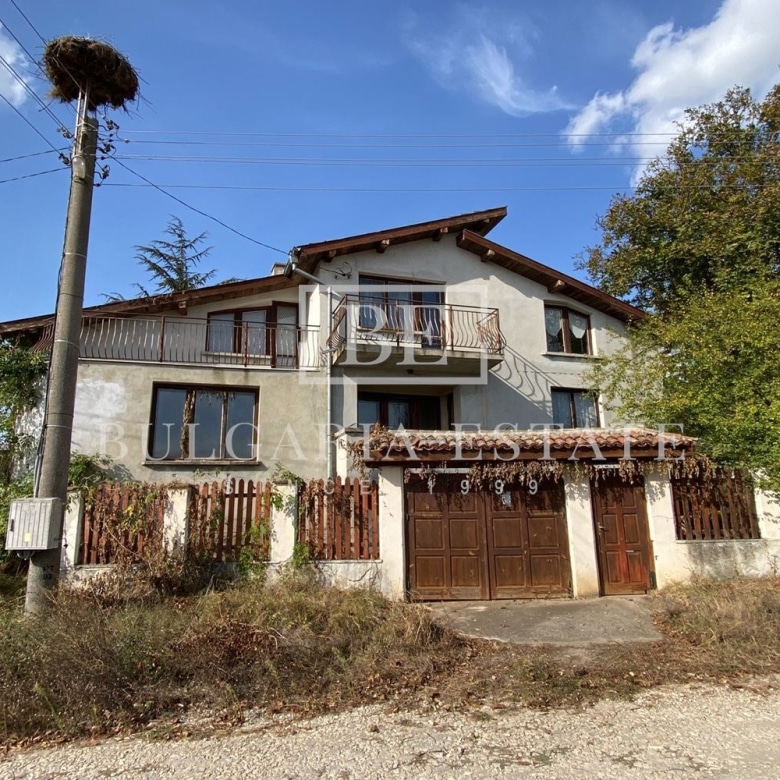 Страхотна къща в село Крумово, област Варна, 4 спални, камина, голям двор, постройки - 0