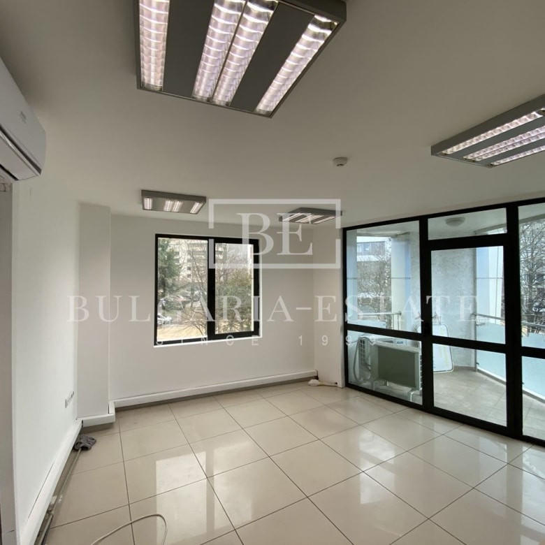 Медицински кабинет под наем в офис сграда, 68 квадрата с кухня, подходящ за зъболекарски кабинет, МОЛ ВАРНА - 0