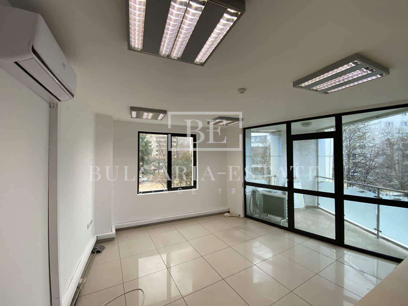 Медицински кабинет под наем в офис сграда, 68 квадрата с кухня, подходящ за зъболекарски кабинет, МОЛ ВАРНА - 0