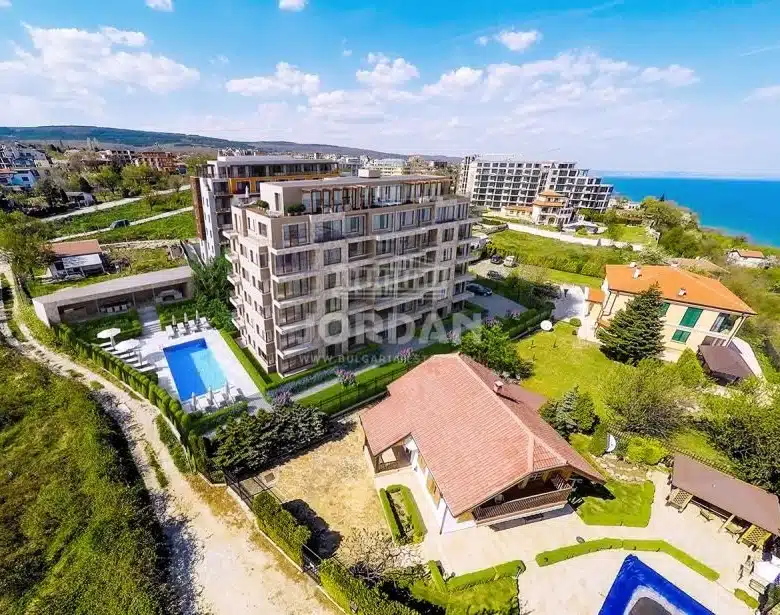 Тристаен апартамент с паркомясто и невероятна гледка море, с домашни любимци, Кабакум, Варна - 0