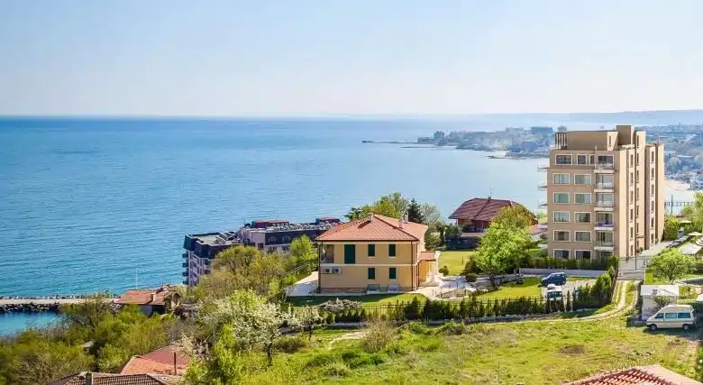 Тристаен апартамент с паркомясто и невероятна гледка море, с домашни любимци, Кабакум, Варна - 0