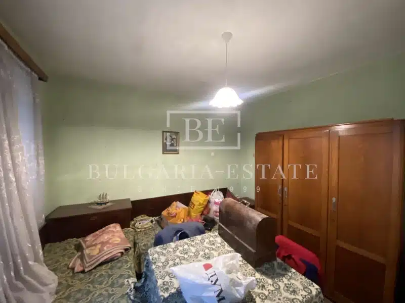 Two bedroom apartment for renovation, sq. Chattalja, gr. Varna, 80 sq.m., renovated - 0