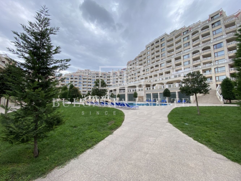 Varna South Bay - невероятен двустаен апартамент с моркса панорама, 126 кв.м. - 0