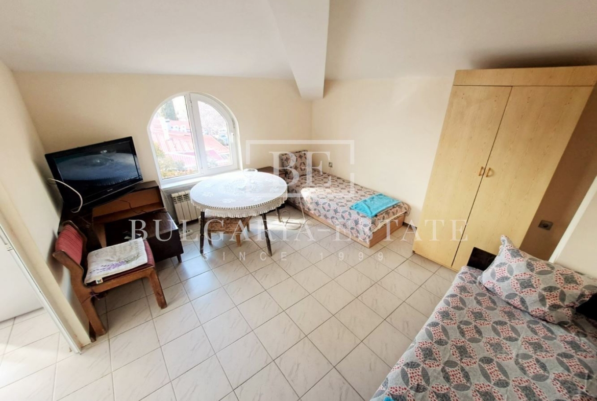 Vierstöckiges Haus mit unverbaubarer Aussicht ! - 0