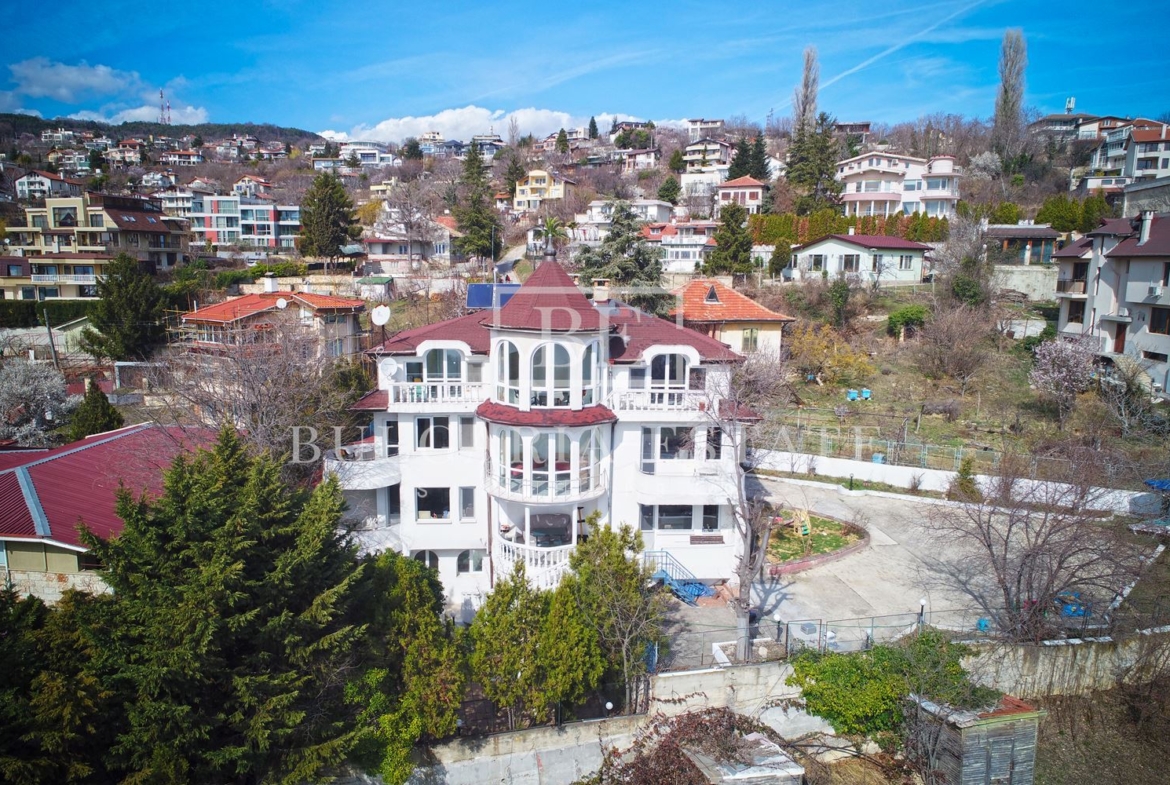 Vierstöckiges Haus mit unverbaubarer Aussicht ! - 0