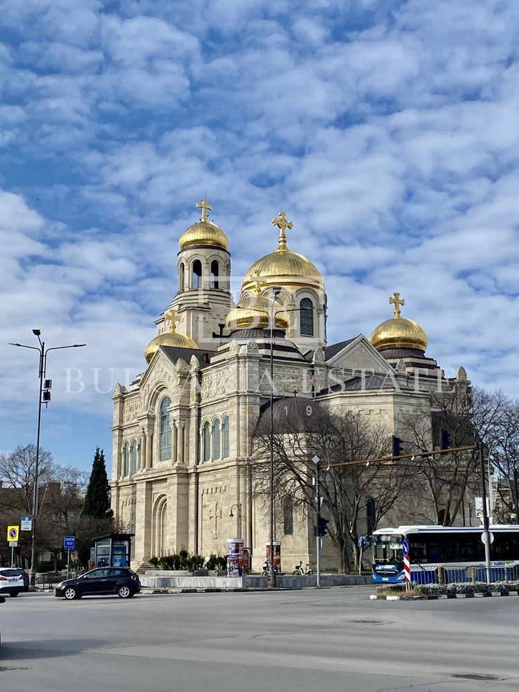 Первый этаж в бизнес-центре, отдельный вход - бул. Мария Луиза 9, в метрах от Кафедрального собора и муниципалитета Варны - 0