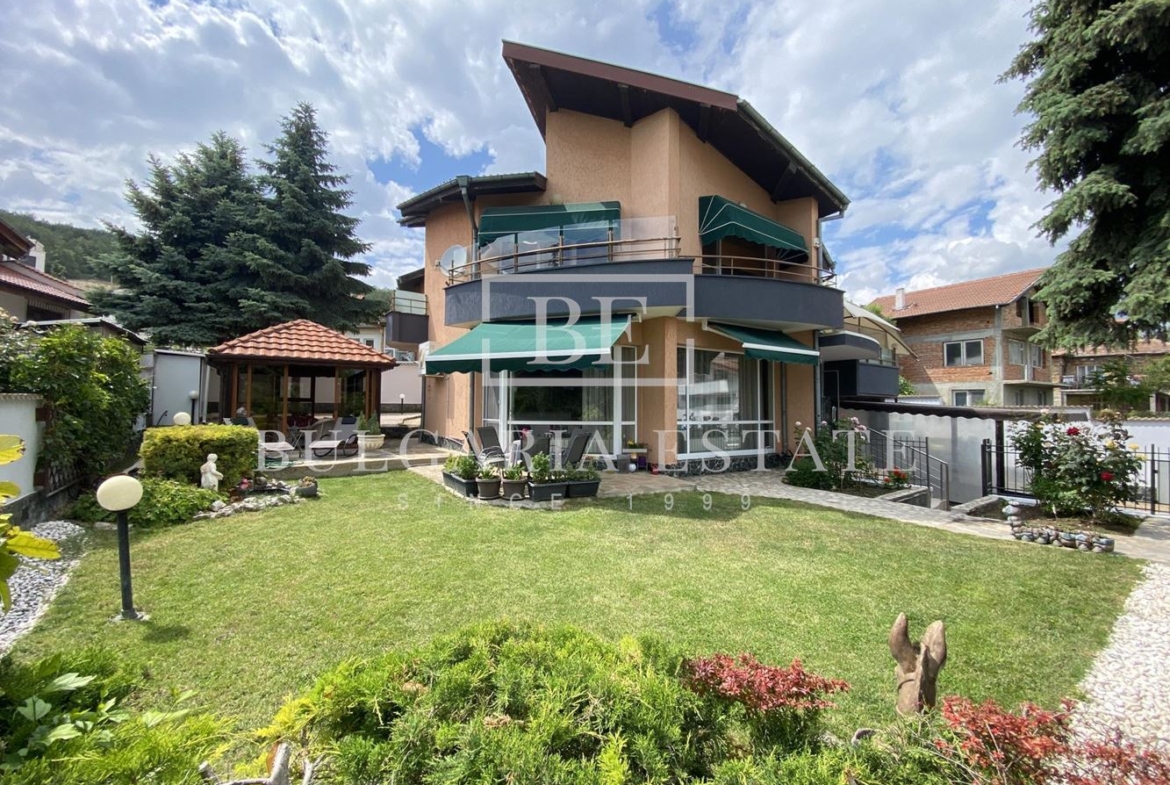 Luxury house with yard in the village of Rogachevo - just 10 minutes from the beaches of Albena! - 0
