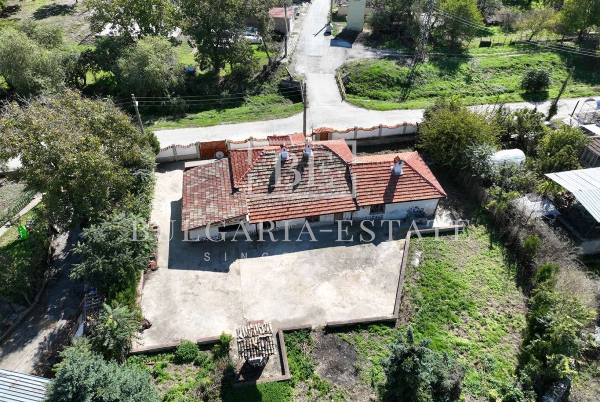 House in the village of Chernevo on two floors - 1100 sq.m. yard / 30 km from Varna - 0