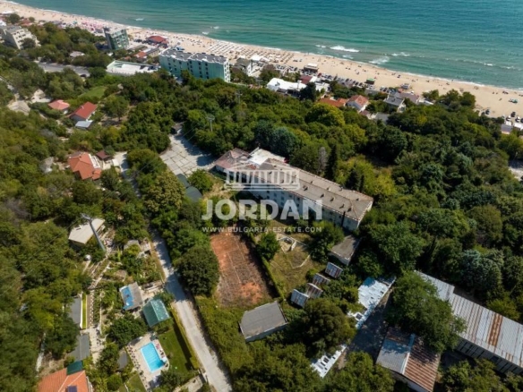 Парцел за застрояване, хотел, м-т Кабакум, 10650 км.м., ток, вода, постройка - 0