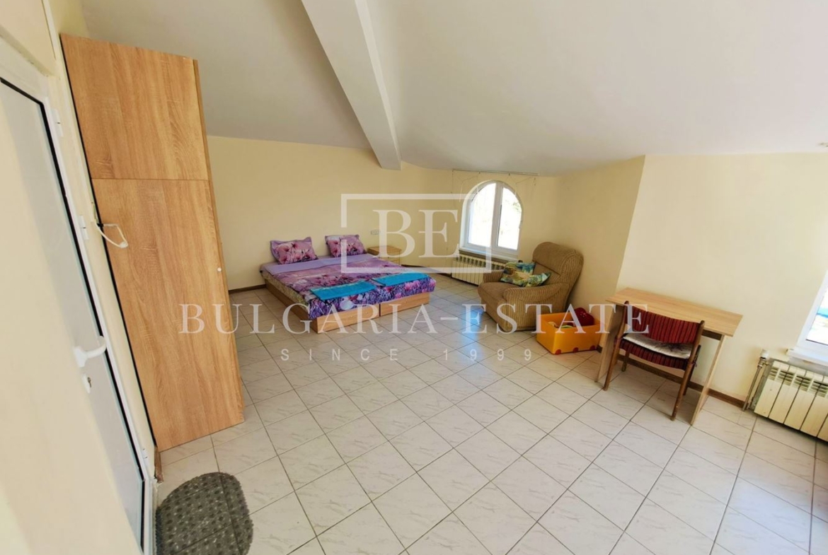 Vierstöckiges Haus mit unverbaubarer Aussicht ! - 0