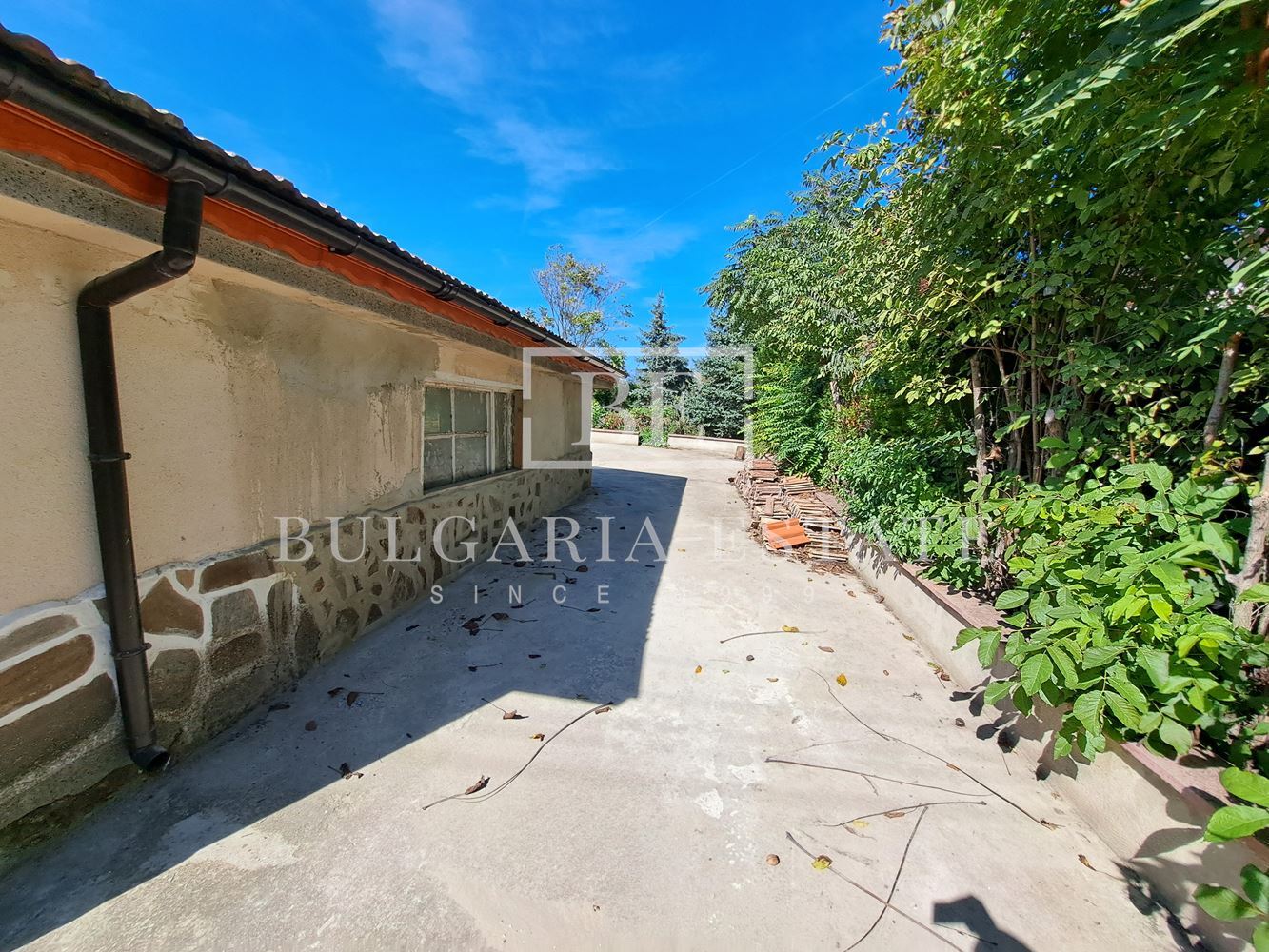 House in the village of Chernevo on two floors - 1100 sq.m. yard / 30 km from Varna - 0