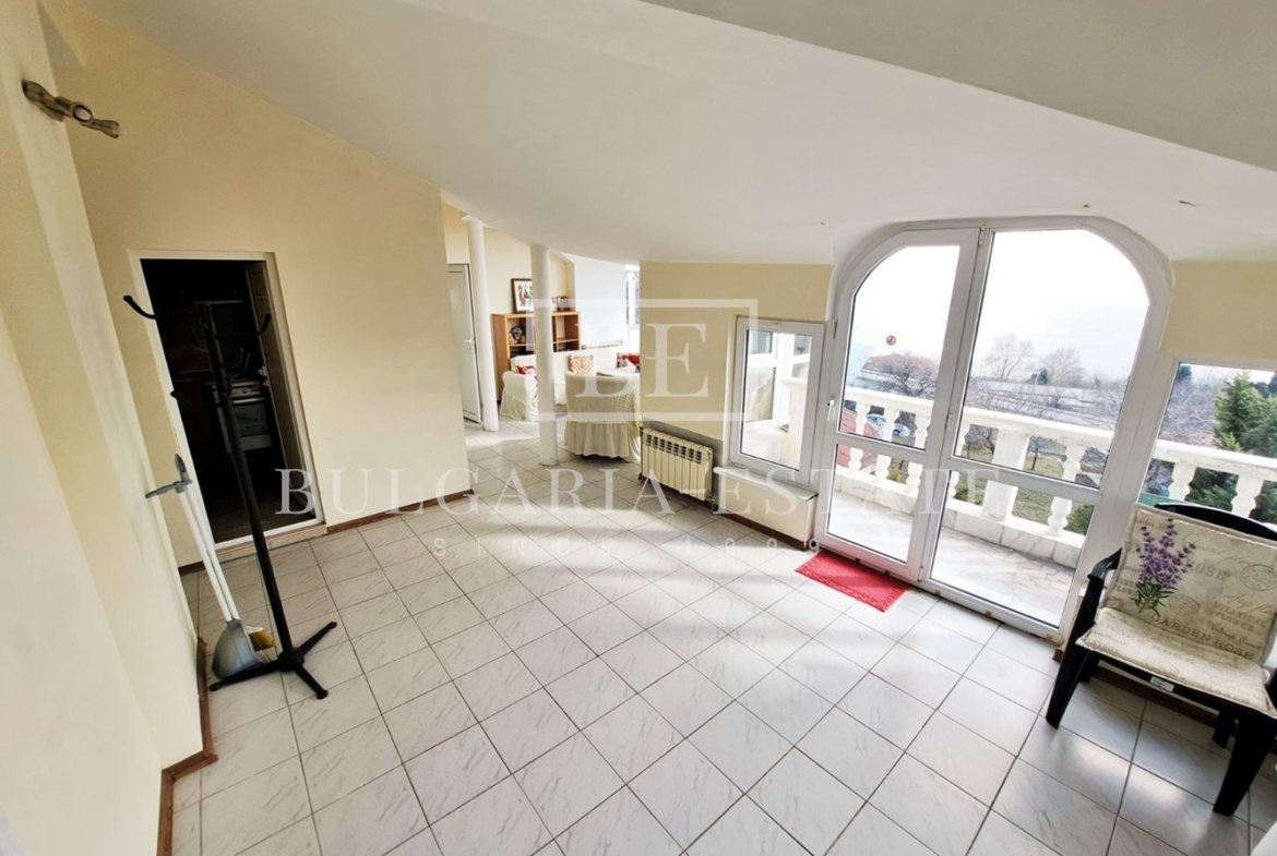 Vierstöckiges Haus mit unverbaubarer Aussicht ! - 0