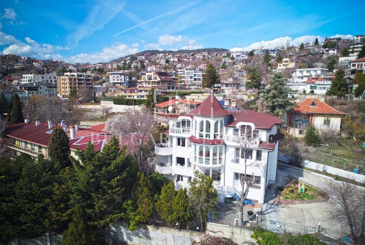 Vierstöckiges Haus mit unverbaubarer Aussicht ! - 0