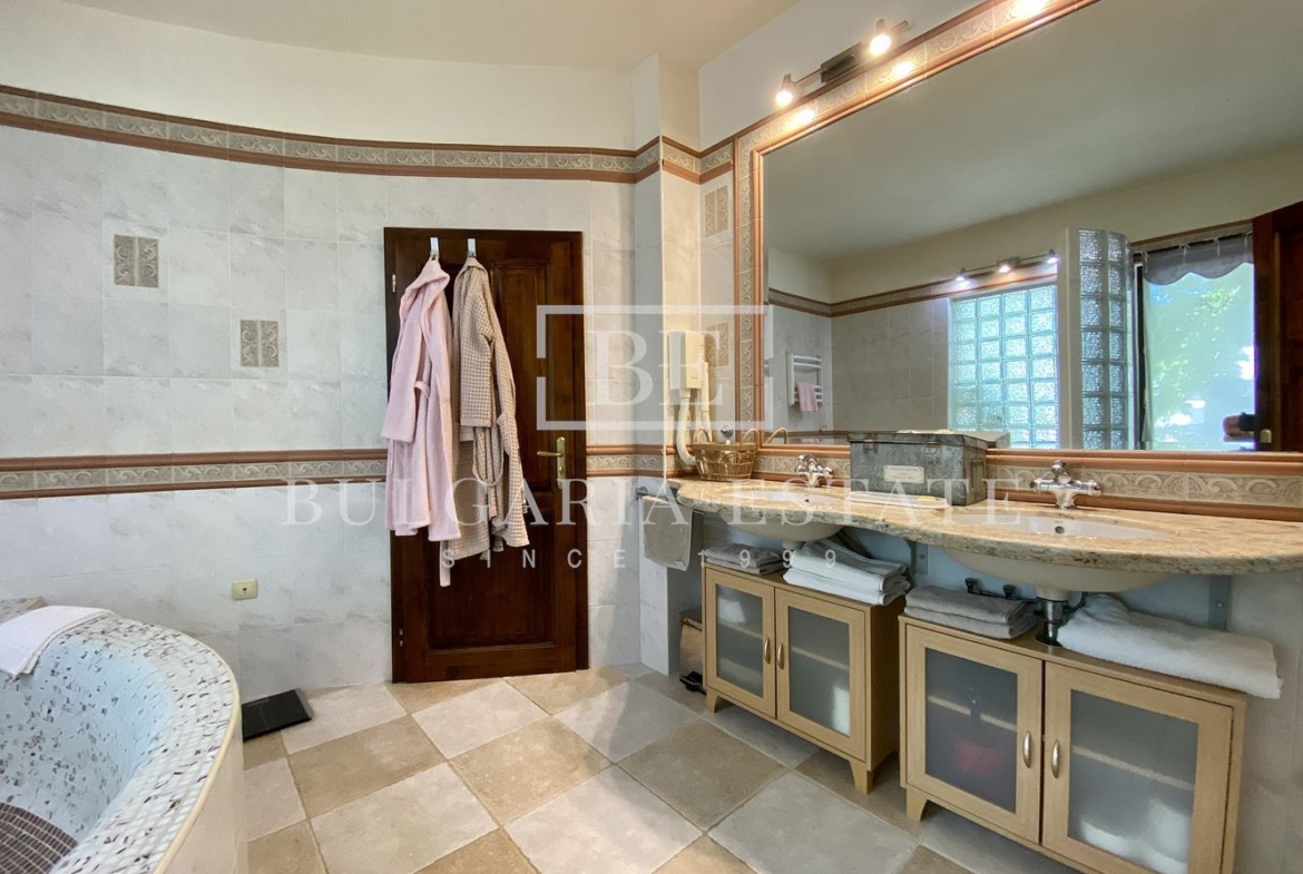 Luxury house with swimming pool, sauna, next to Kabakum beach, town. 515 sq. m. Floor area, 4 bedrooms - 0