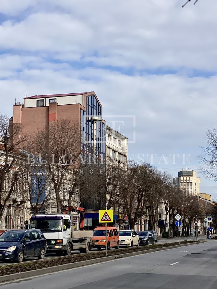 Первый этаж в бизнес-центре, отдельный вход - бул. Мария Луиза 9, в метрах от Кафедрального собора и муниципалитета Варны - 0