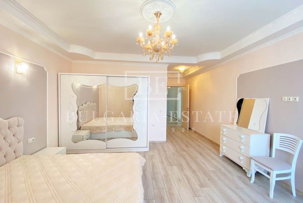 Большая квартира с 4 спальнями - Младость, 300 кв.м - 0
