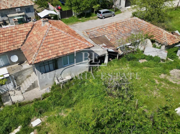 Къща с двор 945 кв.м., ток, вода, С. Бенковски, гр. Варна, област Аврен - 0