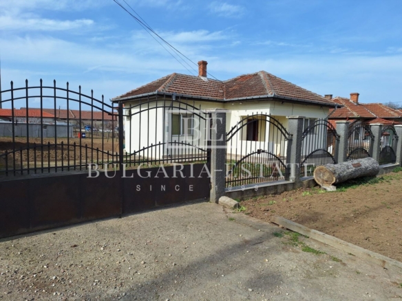 ЕКСКЛУЗИВНО! Продава се кокетна масивна къща в гр. Тутракан! НАМАЛЕНА ЦЕНА ОТ 17.07.2025 г. - 0