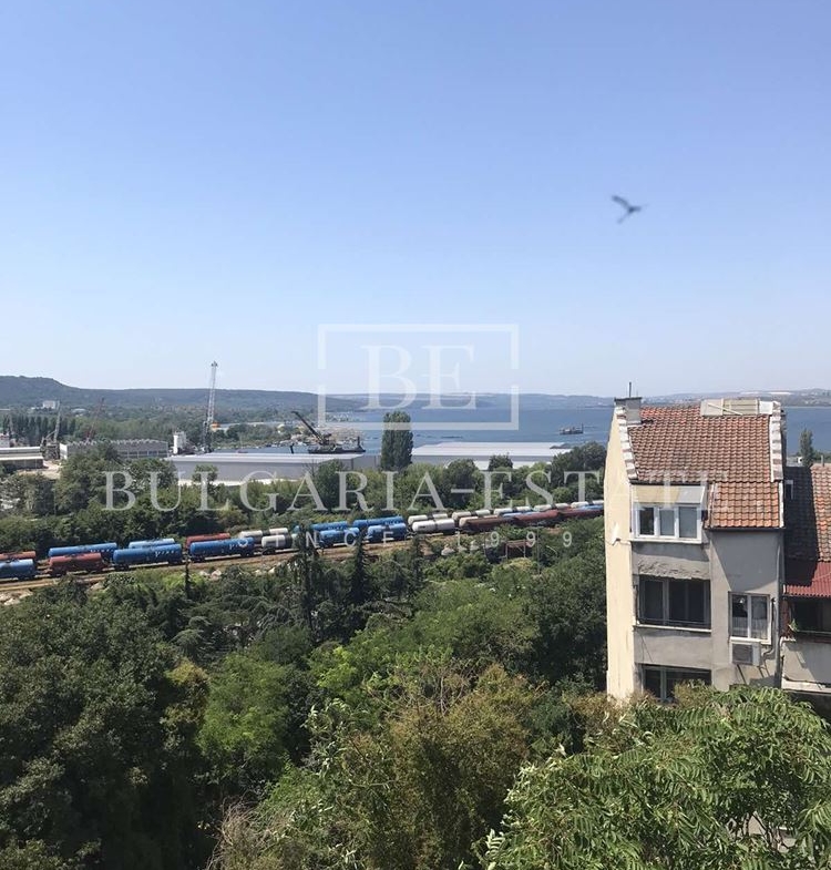 Четиристаен апартамент с гледка - 0