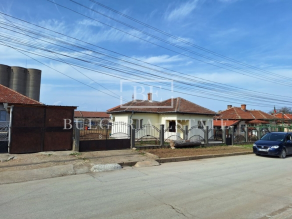 ЕКСКЛУЗИВНО! Продава се кокетна масивна къща в гр. Тутракан! НАМАЛЕНА ЦЕНА ОТ 17.07.2025 г. - 0