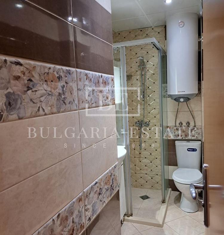 Просторен и стилен тристаен апартамент до Спортна зала - 0