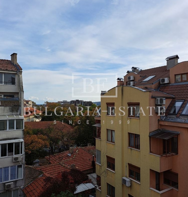 Просторен и стилен тристаен апартамент до Спортна зала - 0