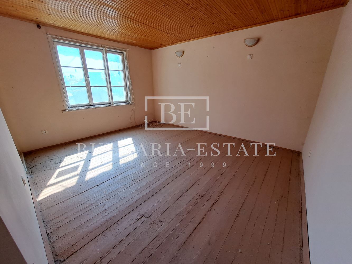 House in the village of Chernevo on two floors - 1100 sq.m. yard / 30 km from Varna-0 House in the village of Chernevo on two floors - 1100 sq.m. yard / 30 km from Varna - 0