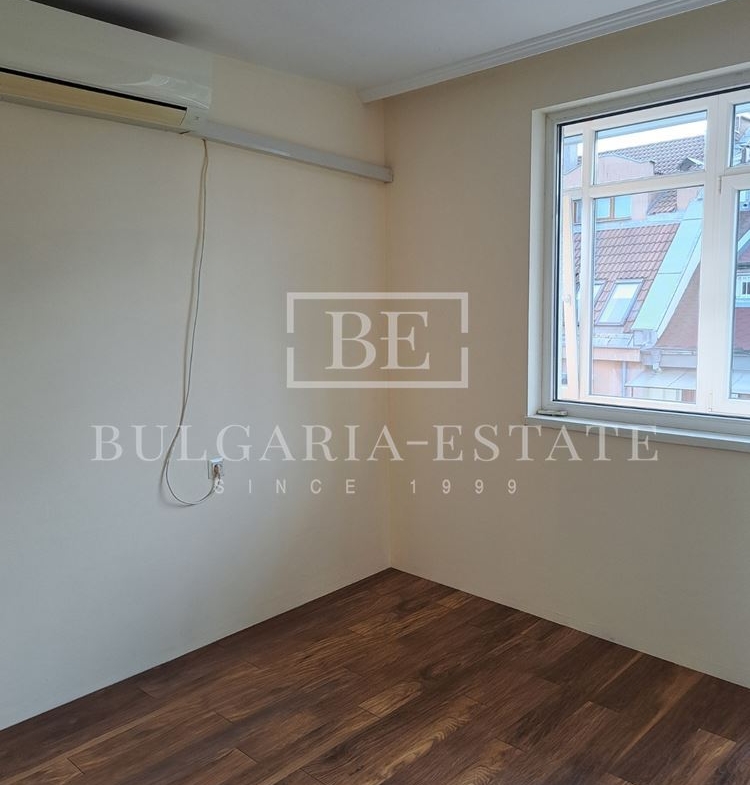 Просторен и стилен тристаен апартамент до Спортна зала - 0