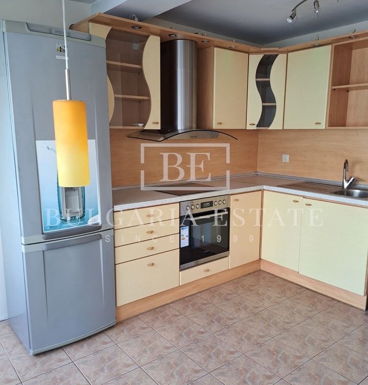 Просторен и стилен тристаен апартамент до Спортна зала - 0