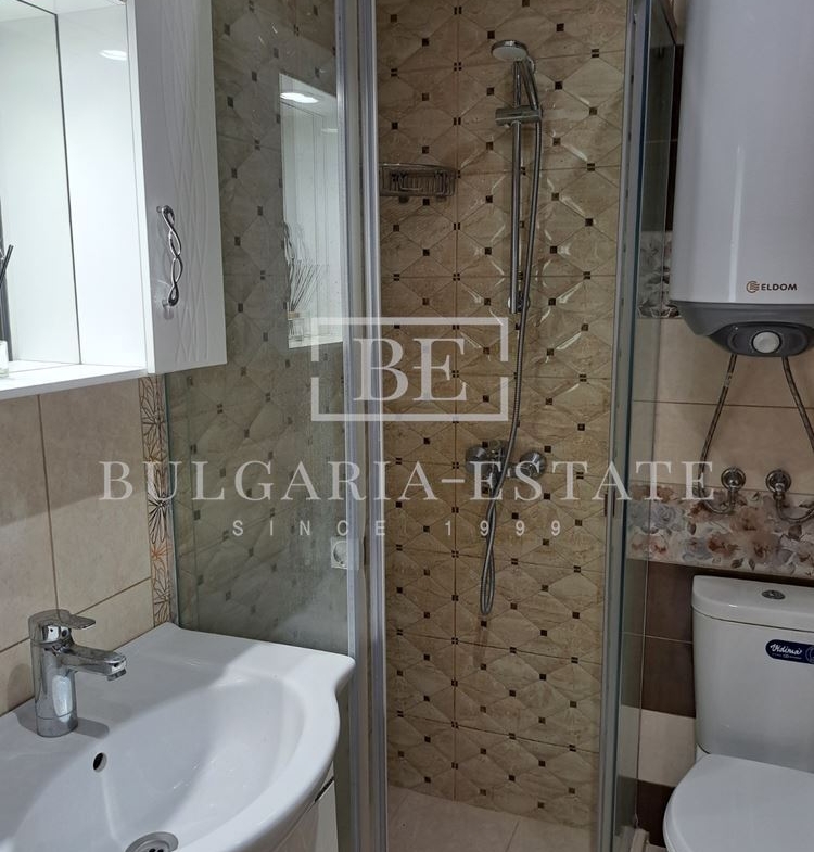 Просторен и стилен тристаен апартамент до Спортна зала - 0