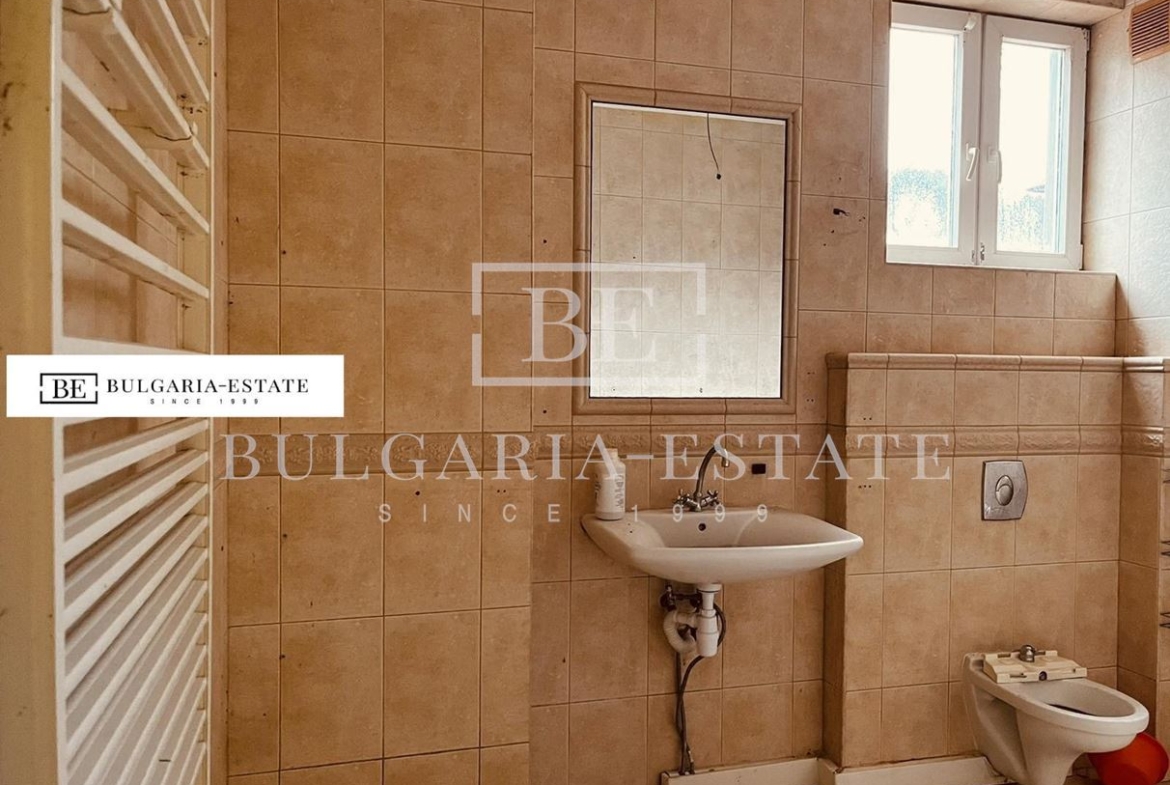 Продава се самостоятелна триетажна къща - 0