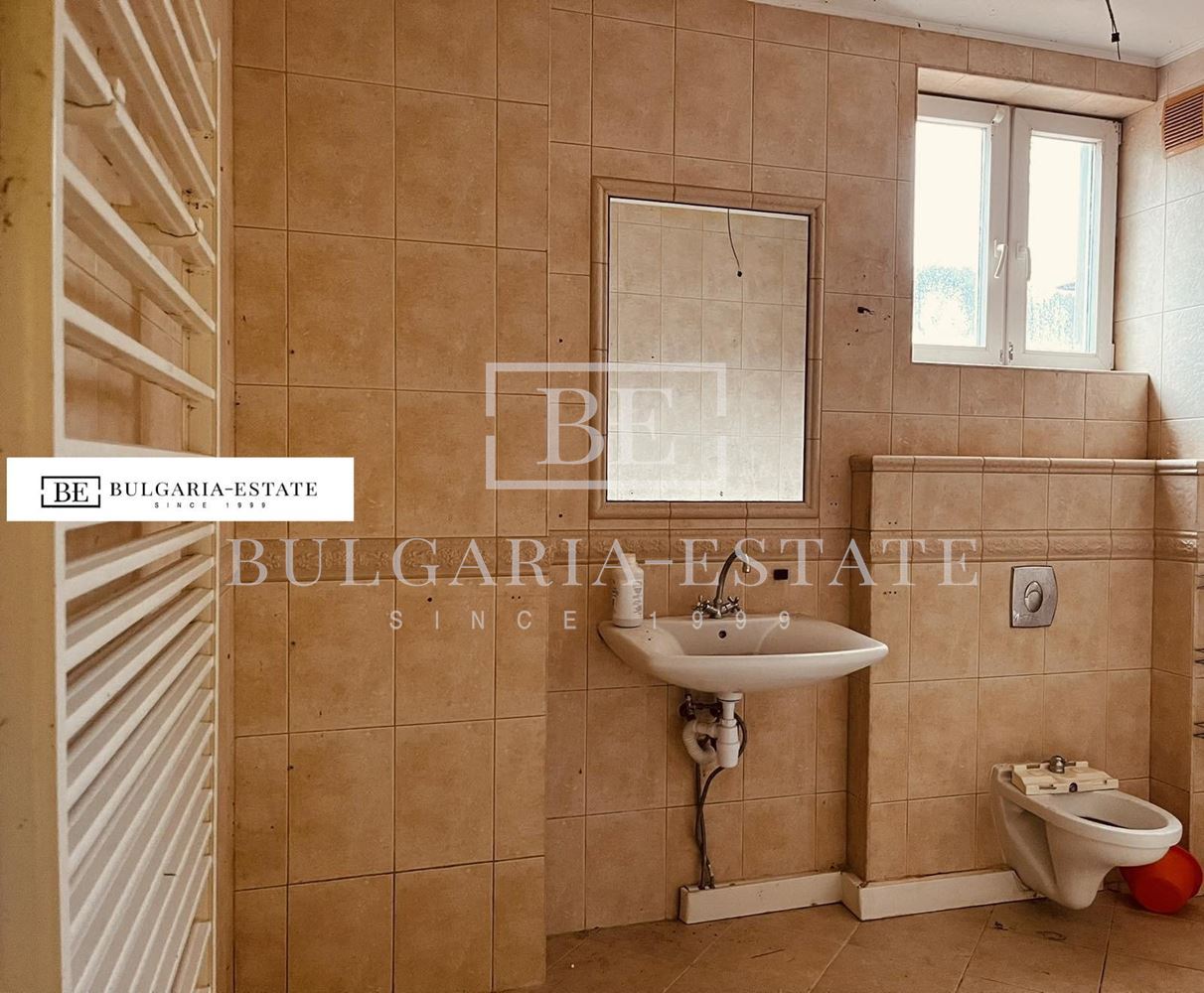 Продава се самостоятелна триетажна къща - 0