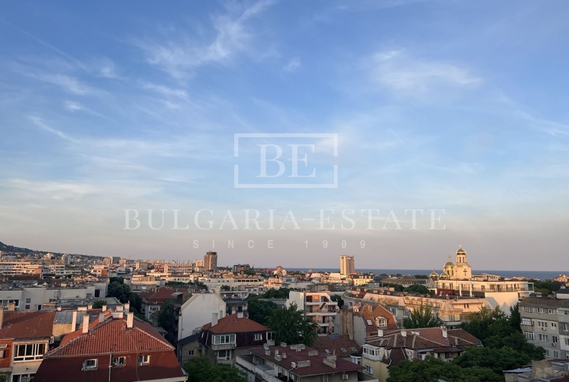 Просторен тристаен апартамент в предпочитан централен район - 0