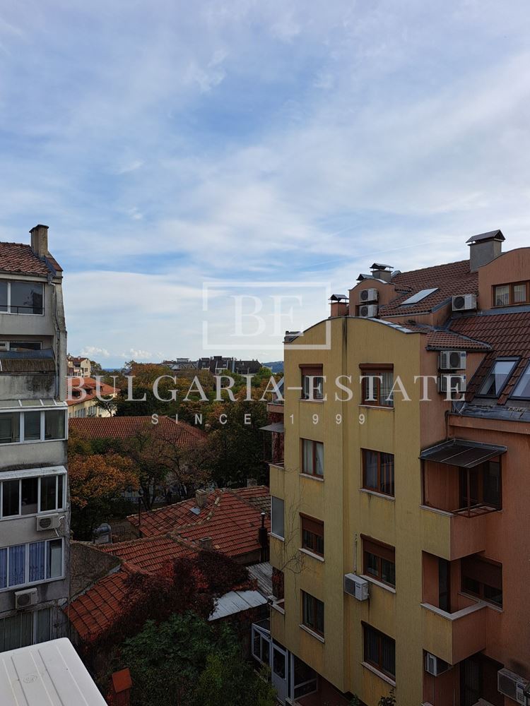 Просторен и стилен тристаен апартамент до Спортна зала - 0