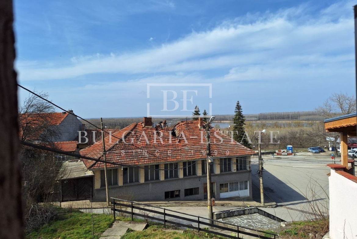 Отремонтированный дом с двором и флигелем в городе. 0