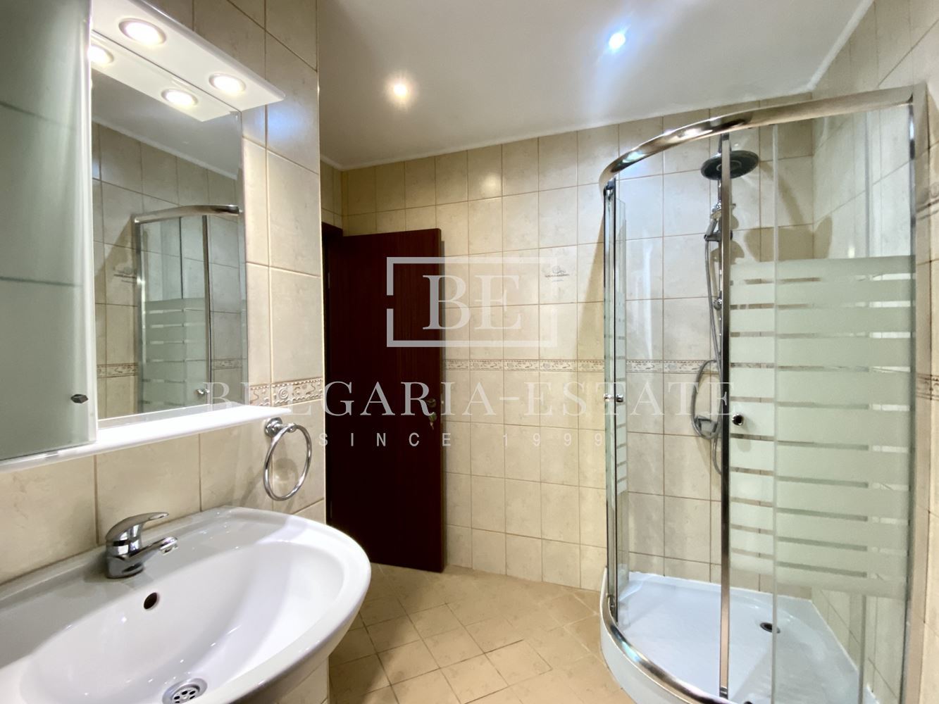 Квартира "ОАЗИС", Золотые пески, Варна в закрытом комплексе с бассейном, парковочное место - 0