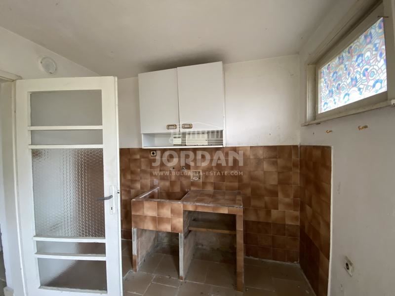 Къща в Зеленика, 693 кв парцел, 50 кв. къща озаконена - 0