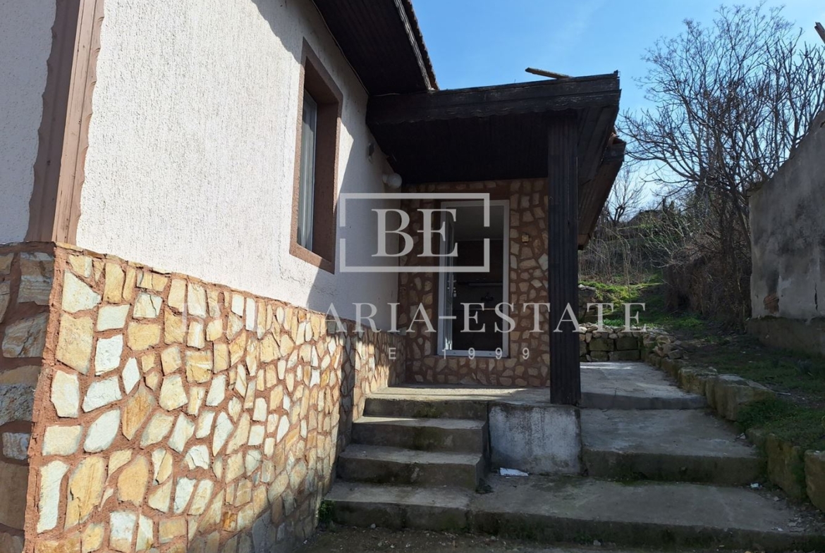 Отремонтированный дом с двором и флигелем в городе. 0