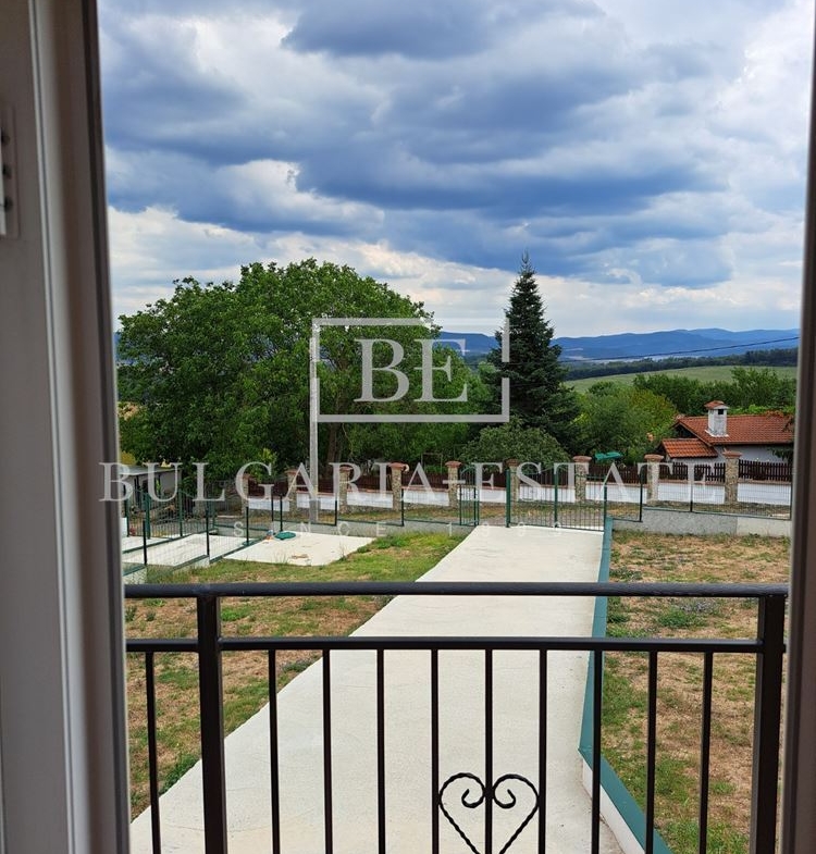 Просторна и модерна къща в село Чайка, община Провадия - 0