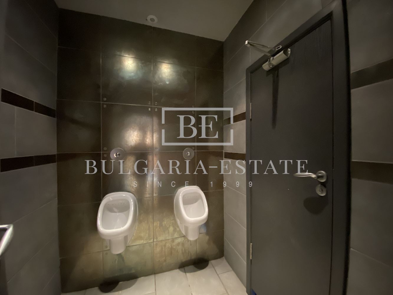 Leerstehende Bürofläche in einem Bürogebäude inklusive aller monatlichen Kosten, FERNSEHEN, INTERNET, CAFE UND WASSER, TOP-LAGE - 0