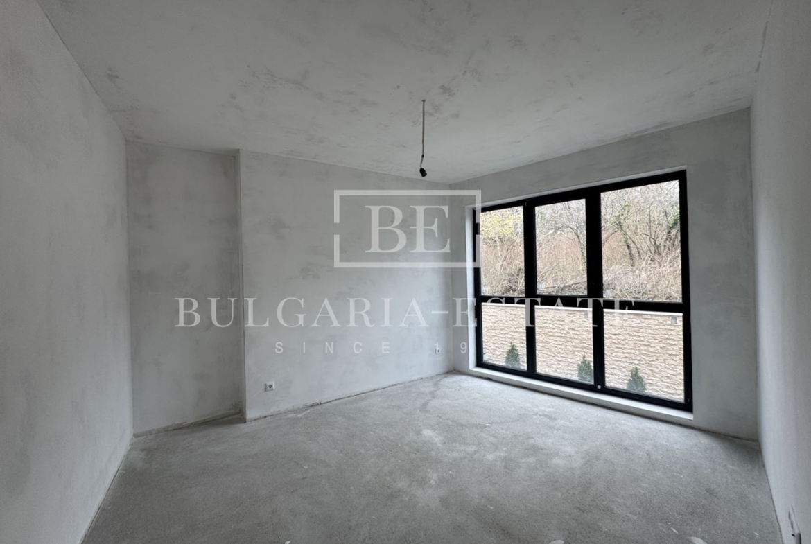 Невероятен 4-стаен апартамент с огромна дневна и три големи спални, Югозапад - 0