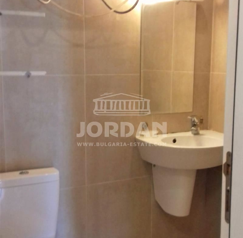 Тристаен апартамент до ФК - 0