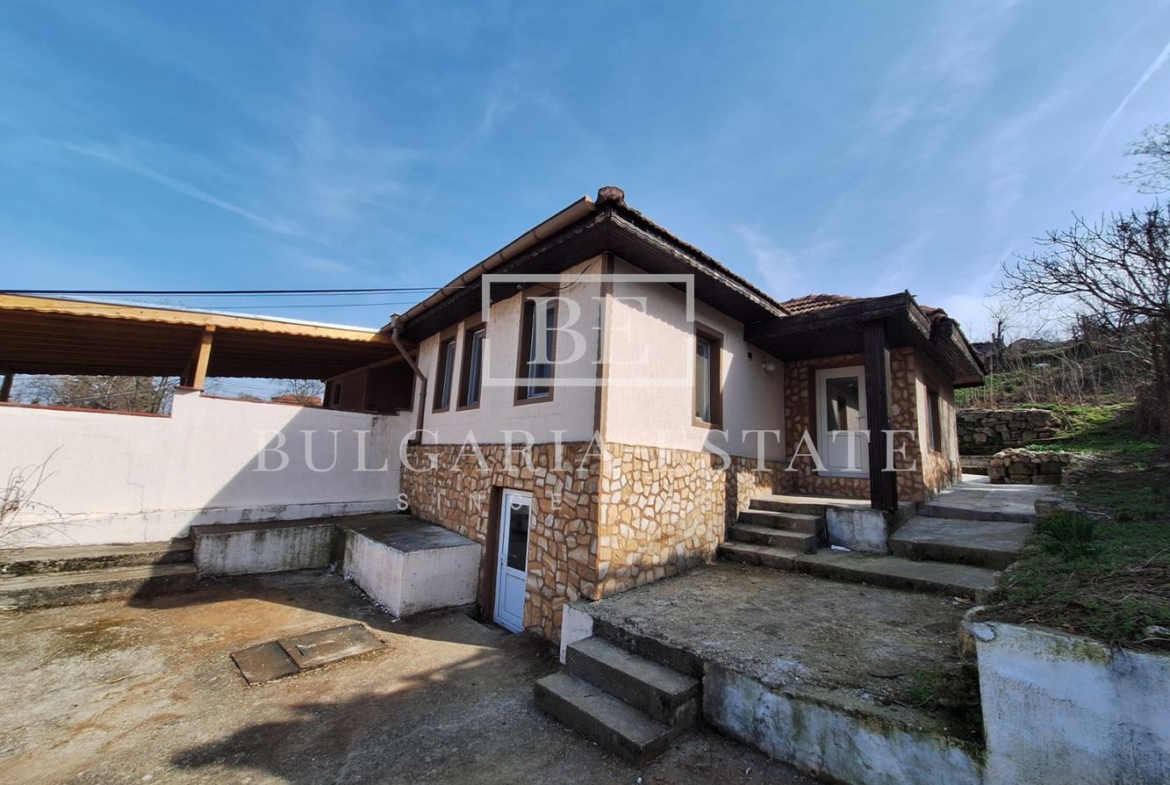 Отремонтированный дом с двором и флигелем в городе. 0