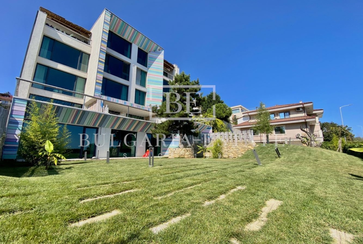 Уникальная трехкомнатная квартира "PURITY" с двориком, вид на море, ул. Николая, г. Варна - 0