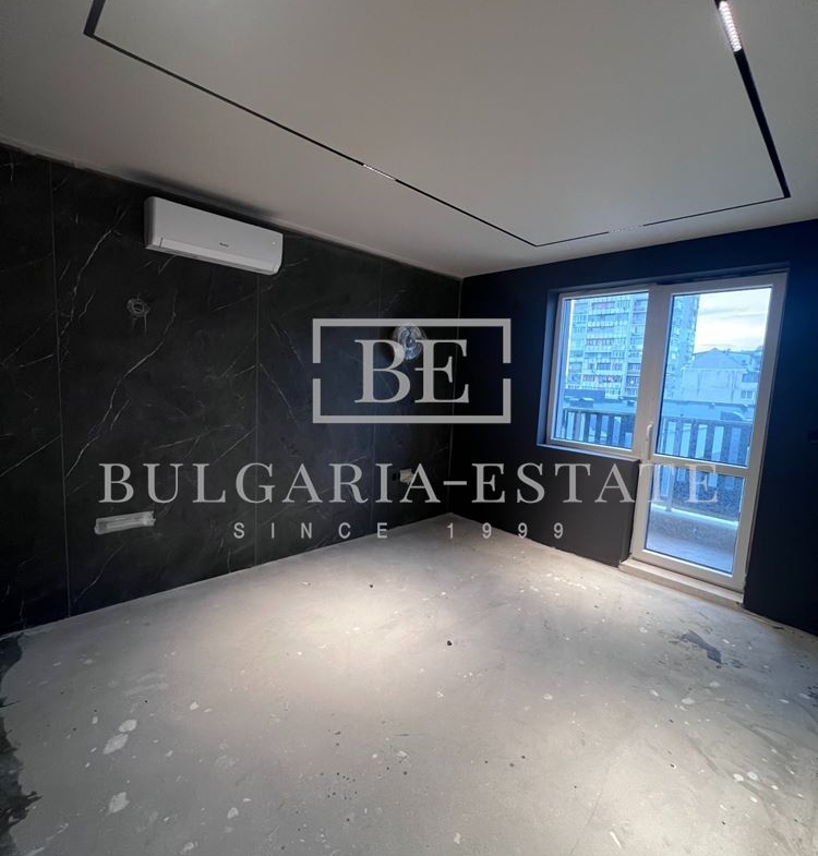 Просторен тристаен апартамент в предпочитан централен район - 0