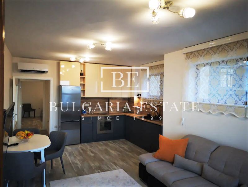 Тристаен на брега на морето - Ален мак - 0