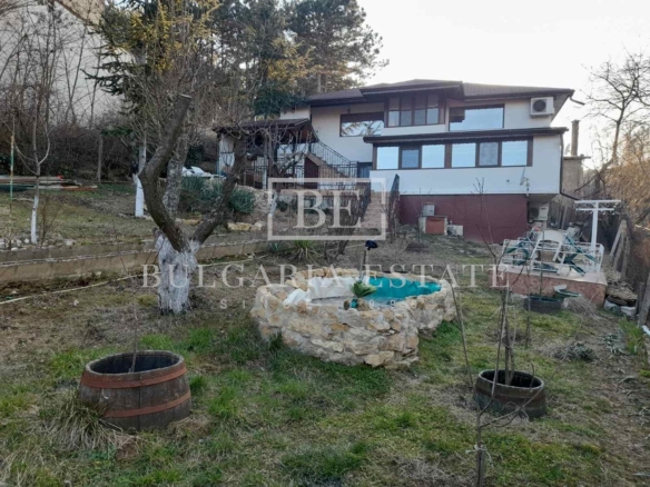 Къща с двор 600 кв.м и две жилищни нива на 300 м от главен път в м-т Траката - 0